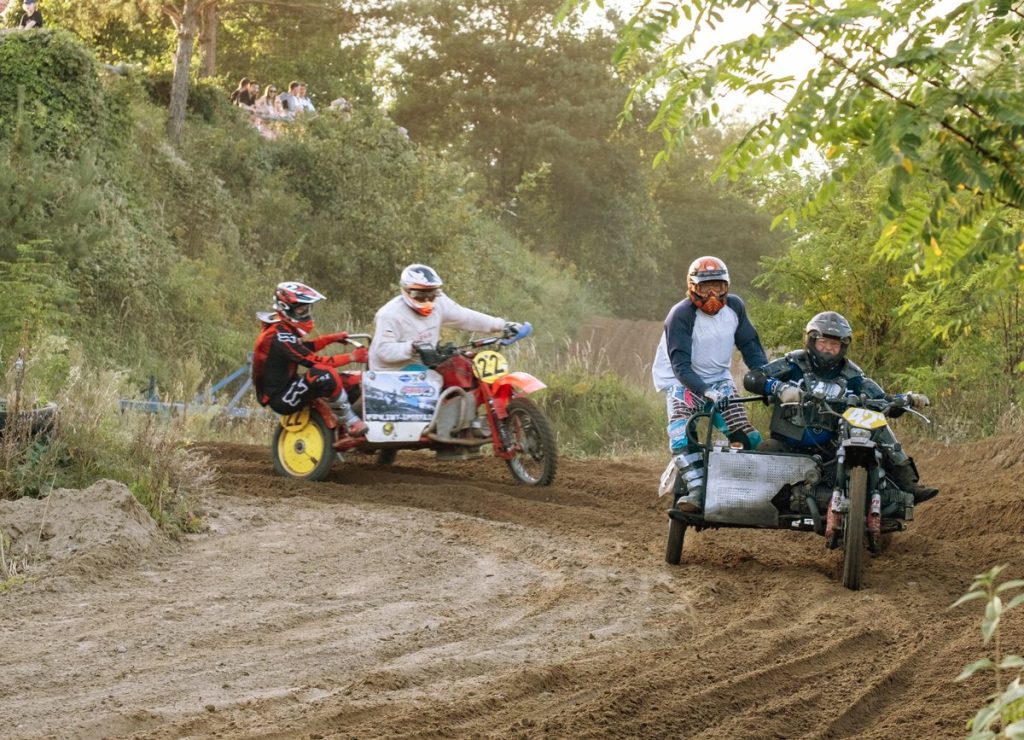 Motorradgespanne auf der Strecke beim Classic Offroad Festival in Wietstock